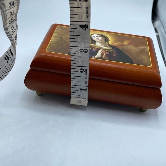 Vintage blessed Virgin Mary music box by Danbury Mint. - Picture 6 of 13
